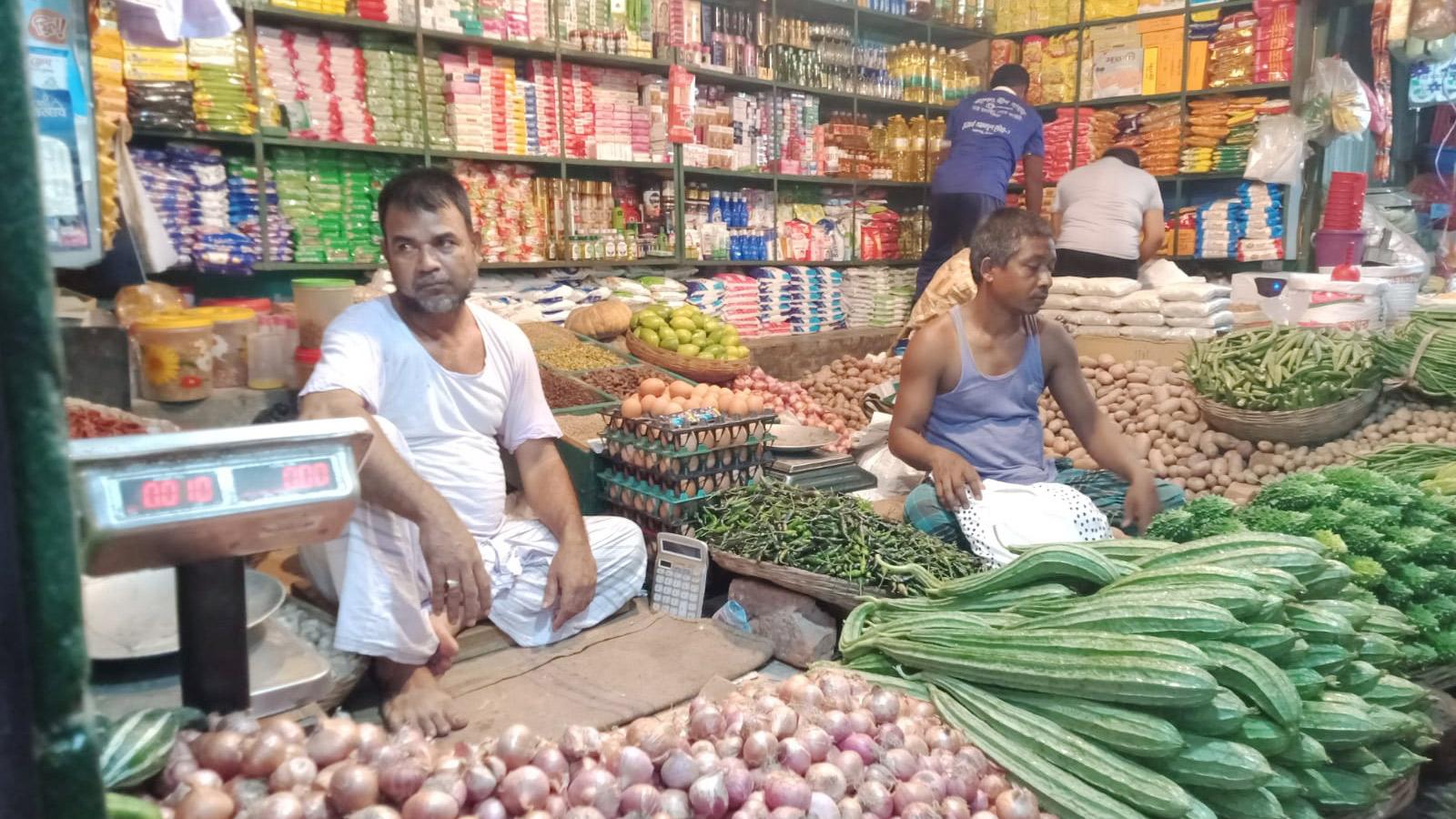 টেনেটুনেও চলে না সংসার