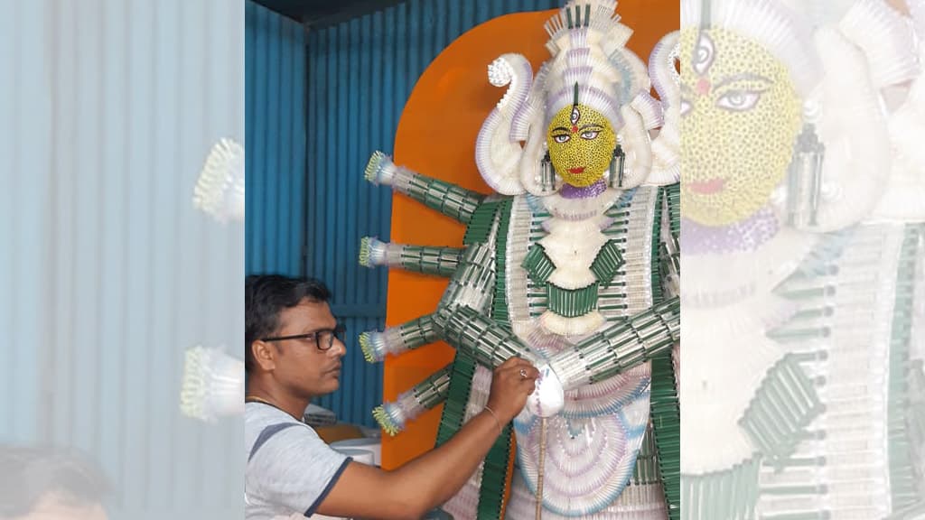 সঞ্জীবের গড়া দুর্গার এবারের থিম করোনা টিকা