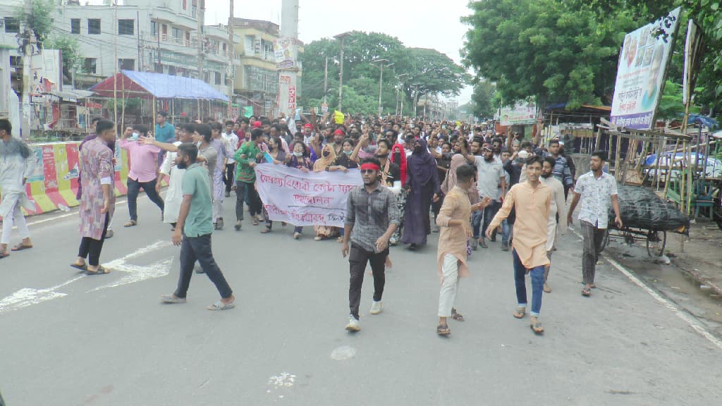 ঝিনাইদহে বৈষম্যবিরোধী শিক্ষার্থীদের গণমিছিল 