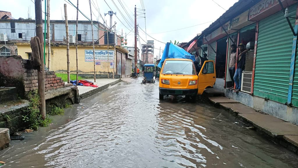 ফতুল্লায় জলাবদ্ধতায় ম্লান পূজার উৎসব