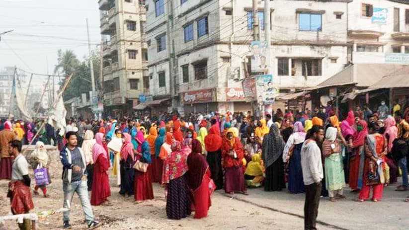 পূর্ব ঘোষণা ছাড়াই অনির্দিষ্টকালের জন্য কারখানা বন্ধ, প্রতিবাদে সড়ক অবরোধ