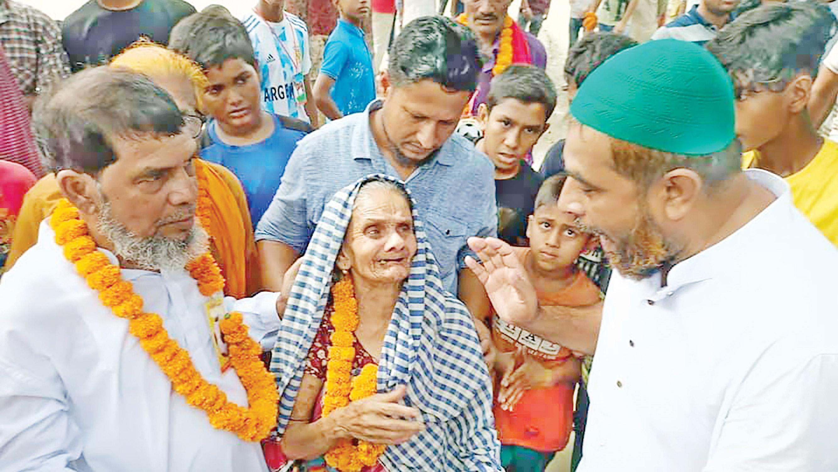 ছেলের জন্য ভোট চাইছেন শতবর্ষী মা