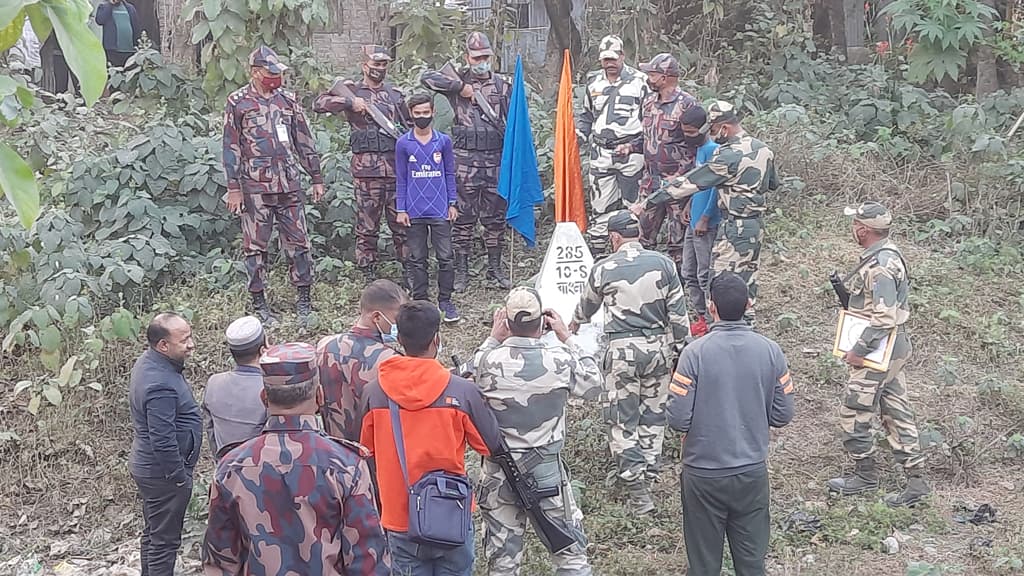 বিজিবির কাছে ২ ছাত্রকে ফেরত দিয়েছে বিএসএফ