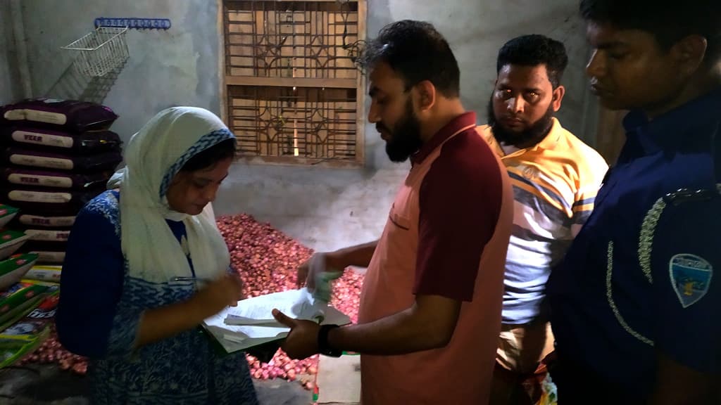 ব্রাহ্মণপাড়ায় ১ ব্যবসাপ্রতিষ্ঠানে ২০ হাজার টাকা জরিমানা