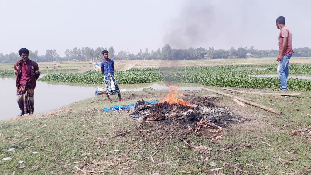 ক্ষুব্ধ হয়ে মারধর, গ্রামে ঢুকে কর্মীদের তাণ্ডব