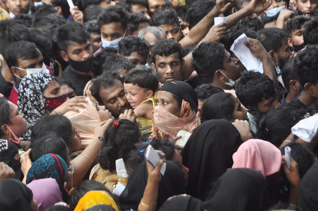 টিকা নিতে মানুষের আগ্রহ দেখে অভিভূত স্বাস্থ্যমন্ত্রী