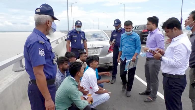 পদ্মা সেতুর ওপর গাড়ি থামিয়ে সেলফি, চালককে হাজার টাকা জরিমানা