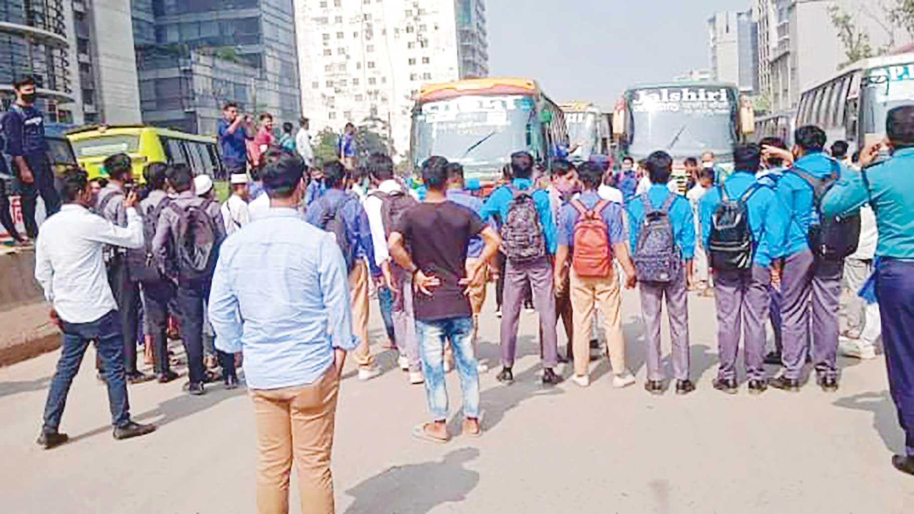 উত্তরায় সড়ক অবরোধ শিক্ষার্থীদের