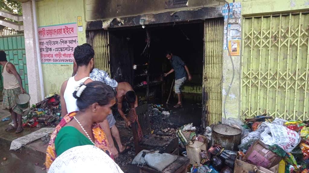 চকরিয়ায় অটোরিকশা ও দোকানে দুর্বৃত্তের আগুন