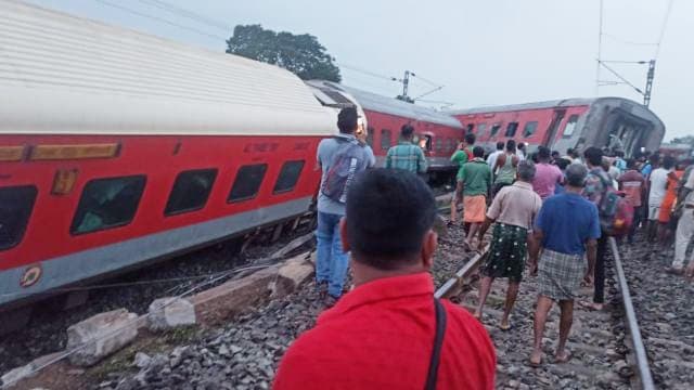 ভারতে যাত্রীবাহী ট্রেনের ১৮ বগি লাইনচ্যুত, নিহত ২ 