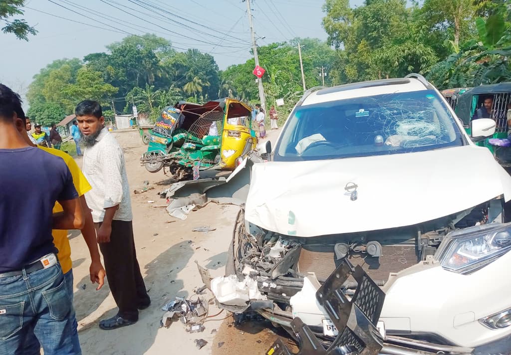 চাঁদপুরে প্রাইভেট কার-অটোরিকশার সংঘর্ষে নিহত ১, দুই ছাত্রী আহত