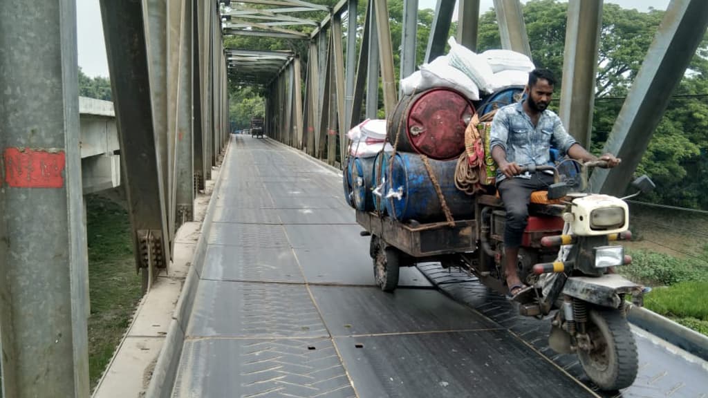 হরিরামপুরে বেইলি সেতুতে যানবাহন উঠলেই দেবে যাচ্ছে পাটাতন