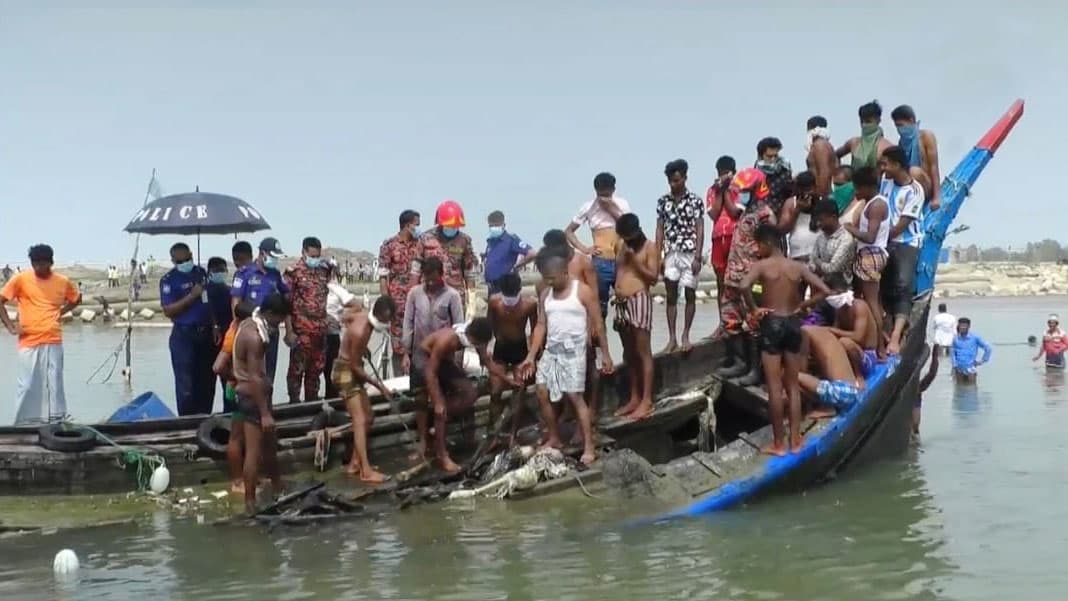 কক্সবাজার সৈকতে ভেসে আসা ট্রলারে মিলল অর্ধগলিত ১০ লাশ