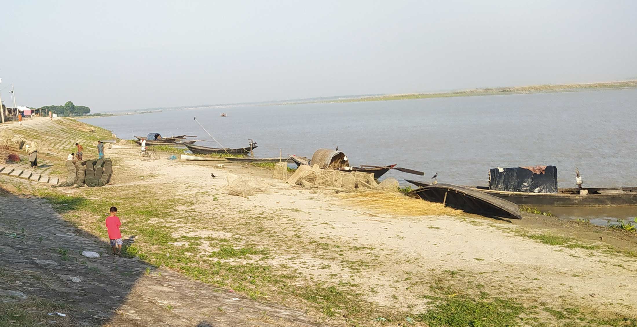 মাছ না পেয়ে হতাশা নিয়ে পাড়ে ফিরছেন জেলেরা