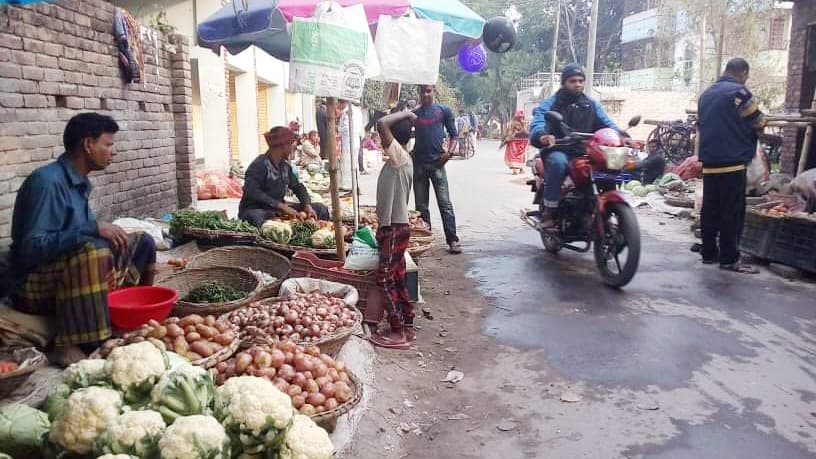 দুর্ঘটনা এড়াতে হাট স্থানান্তর