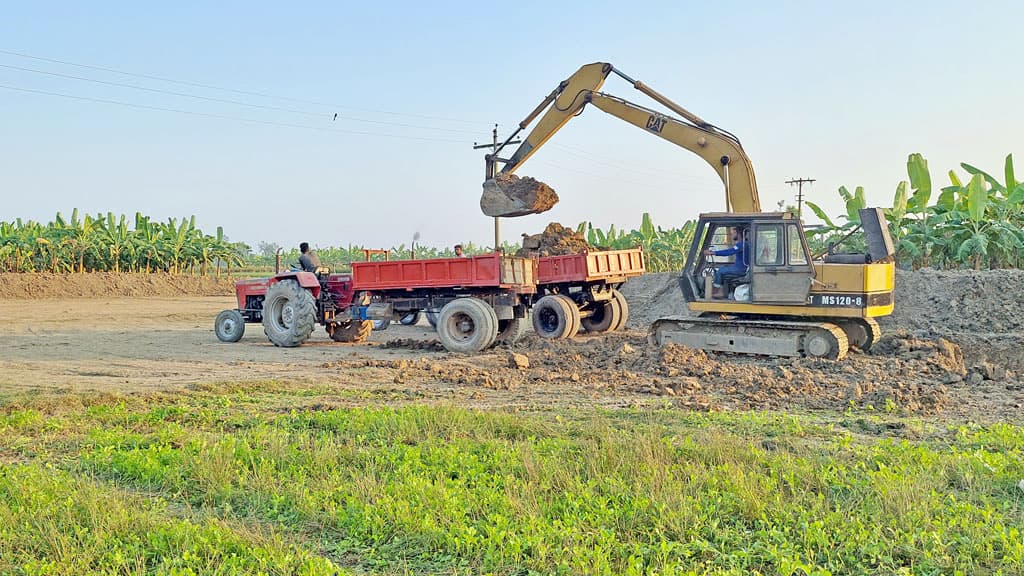 ফসলি জমিতে পুকুর খনন