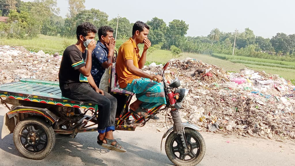 জীবননগরে রাস্তার পাশে পৌরসভার ভাগাড়