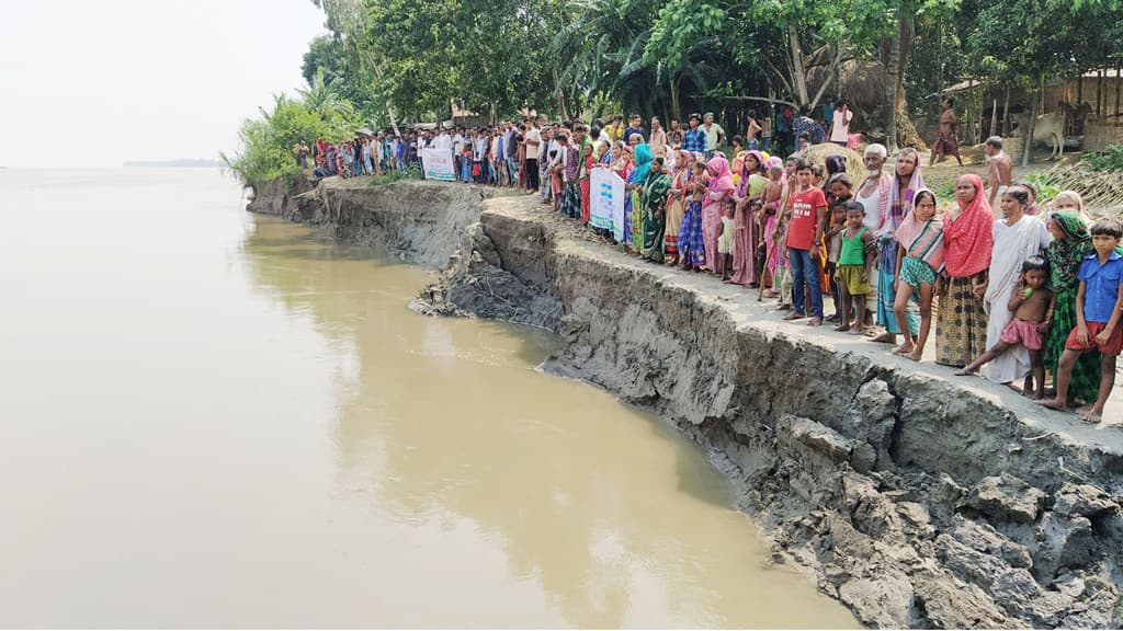 নদীভাঙন থেকে  স্থাপনা রক্ষার দাবি