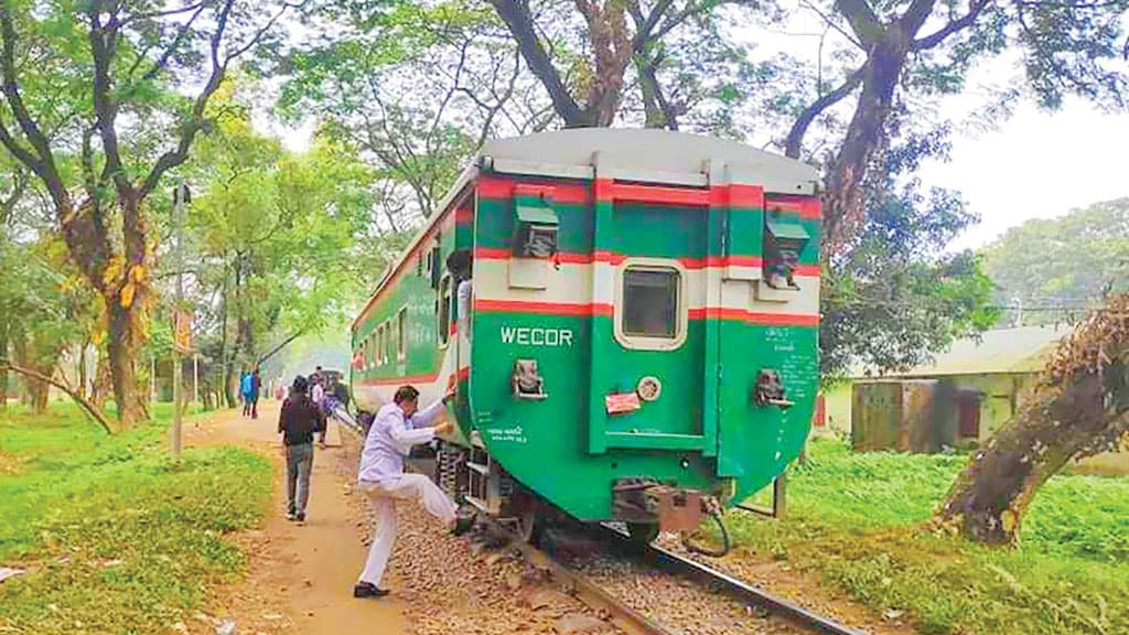 চলন্ত ট্রেন থেকে ছুটে গেল বগি