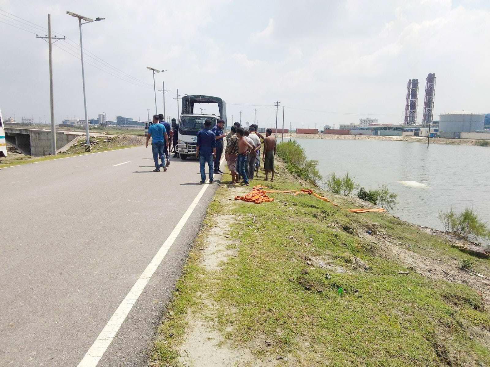 নিয়ন্ত্রণ হারিয়ে লেগুনা ডোবায়, চালক নিহত 