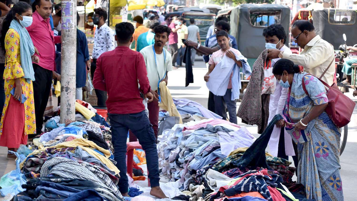 শীতের পোশাক কিনতে ভিড় বাড়ছে