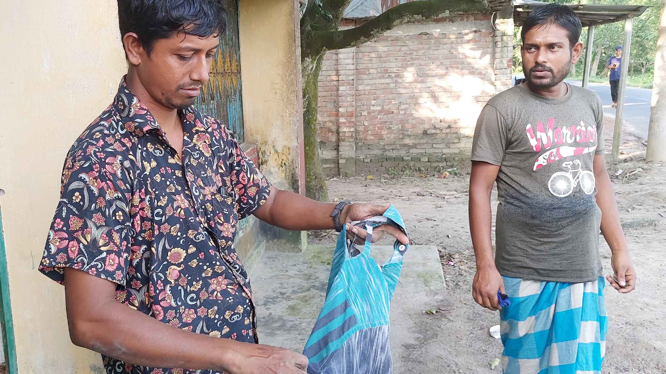 ওএমএসএসের চাল কিনতে গিয়ে মারধরের শিকার ভ্যানচালক