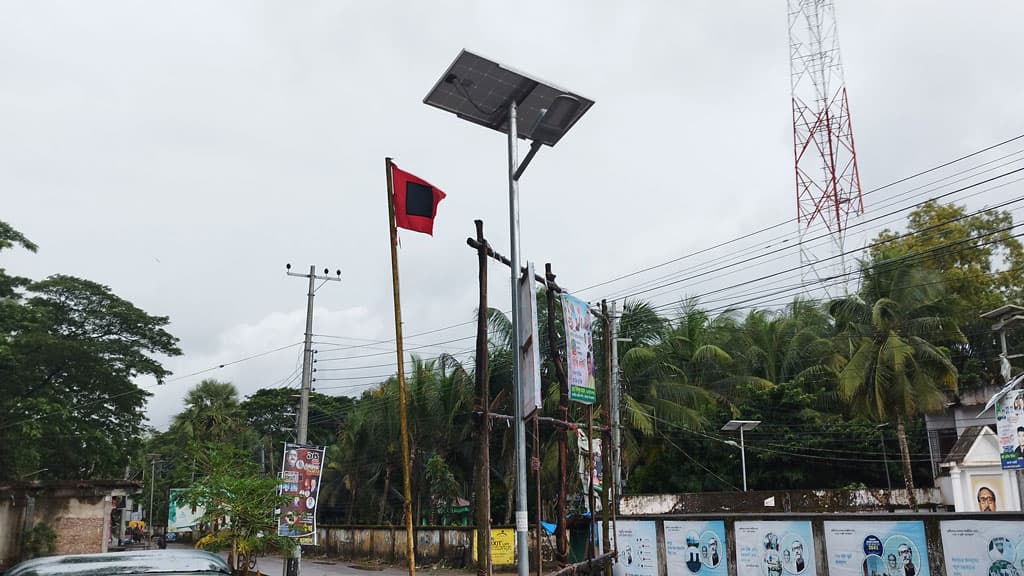 দুর্যোগপূর্ণ আবহাওয়ার কারণে হাতিয়ার সঙ্গে নৌযোগাযোগ বন্ধ ঘোষণা