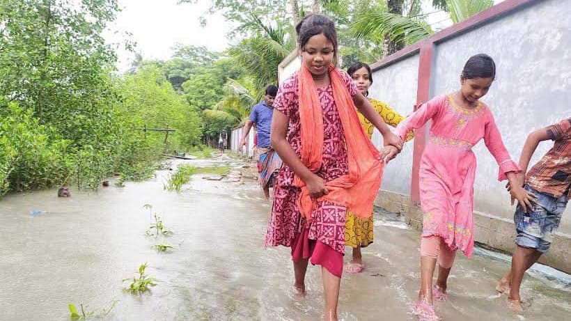 সড়কে বছরে ৬ মাসই  কাদা-পানি, দুর্ভোগ