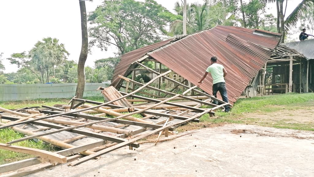 হঠাৎ ঝড়ে লন্ডভন্ড মাদ্রাসা খোলা জায়গায় পাঠদান