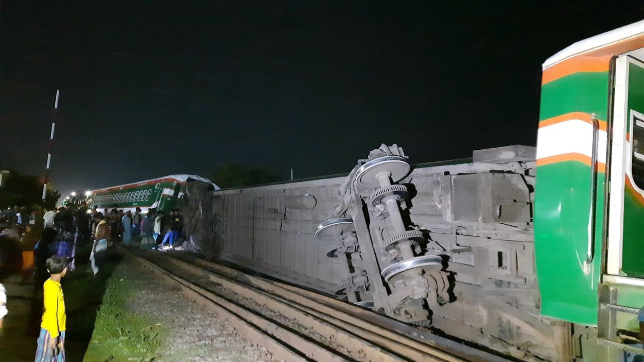 গাজীপুরে দুর্ঘটনাকবলিত ট্রেন উদ্ধার, ১১ ঘণ্টা পর চলাচল শুরু