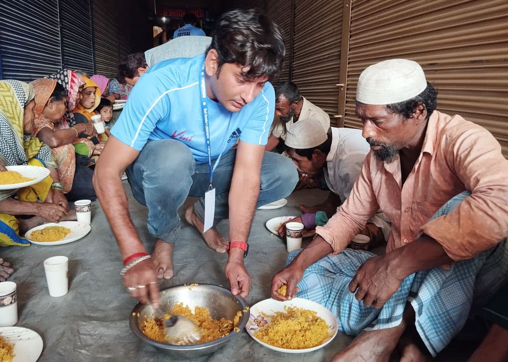 ক্ষুধার্তের মুখে হাসি ফোটায় ‘ব্যাক বেঞ্চার মেজবান’