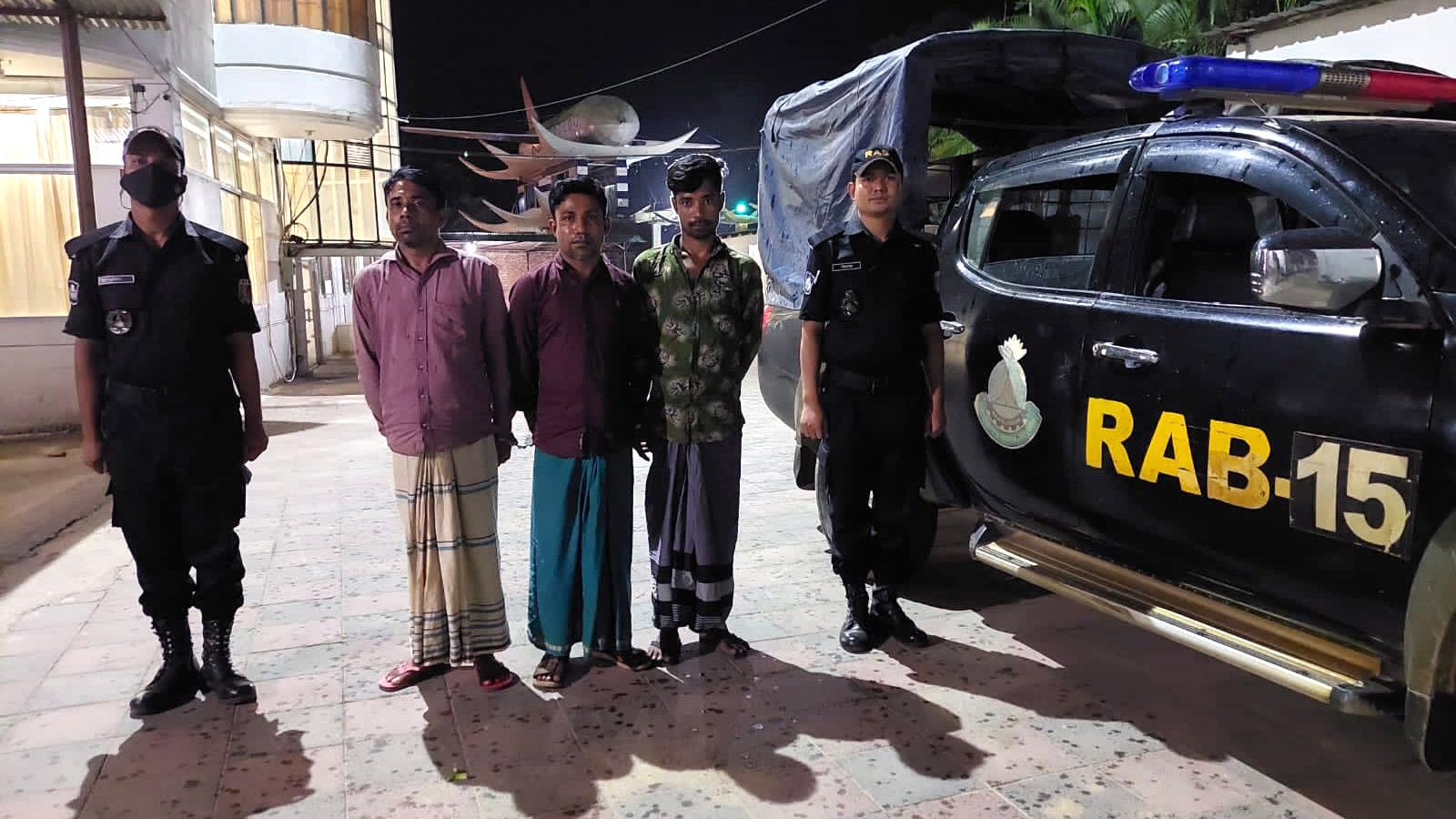 পাহাড়ে বসে সন্ত্রাসী তৎপরতা, অস্ত্রসহ গ্রেপ্তার ৩