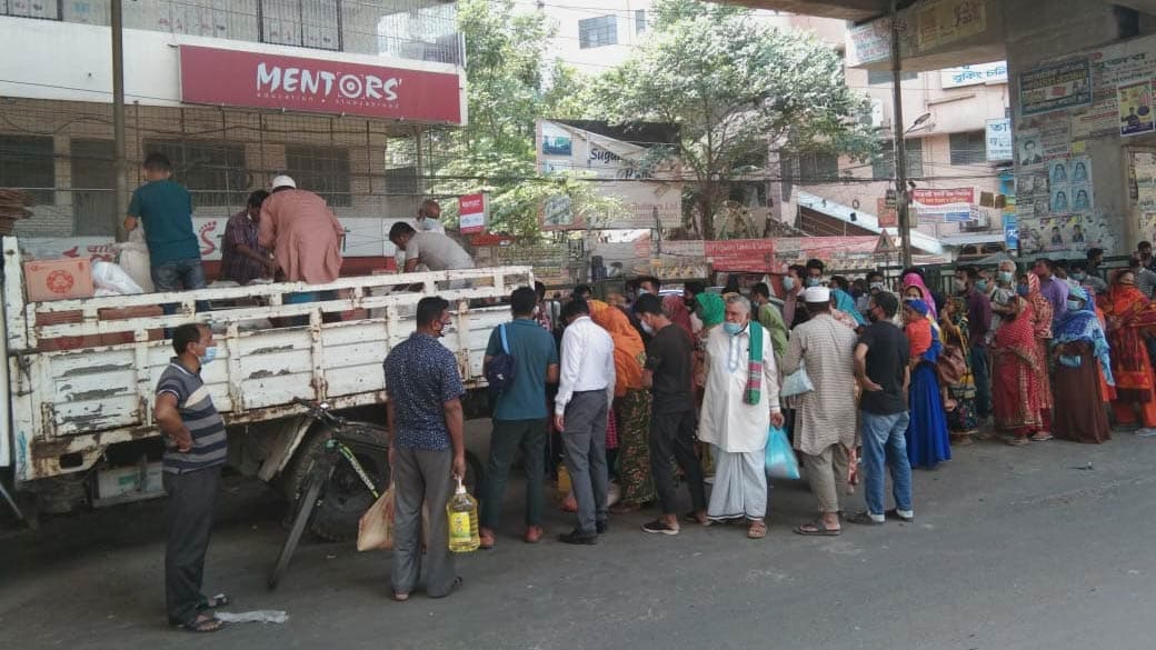 টিসিবির ট্রাকে বড় হচ্ছে ক্রেতাদের সারি