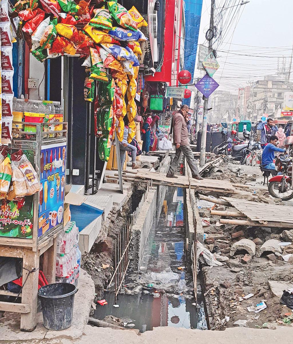 খোঁড়াখুঁড়িতে চরম ভোগান্তি