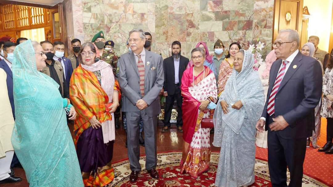 বঙ্গভবনে রাষ্ট্রপতি হামিদের সঙ্গে প্রধানমন্ত্রী ও নবনির্বাচিত রাষ্ট্রপতির সৌজন্য সাক্ষাৎ