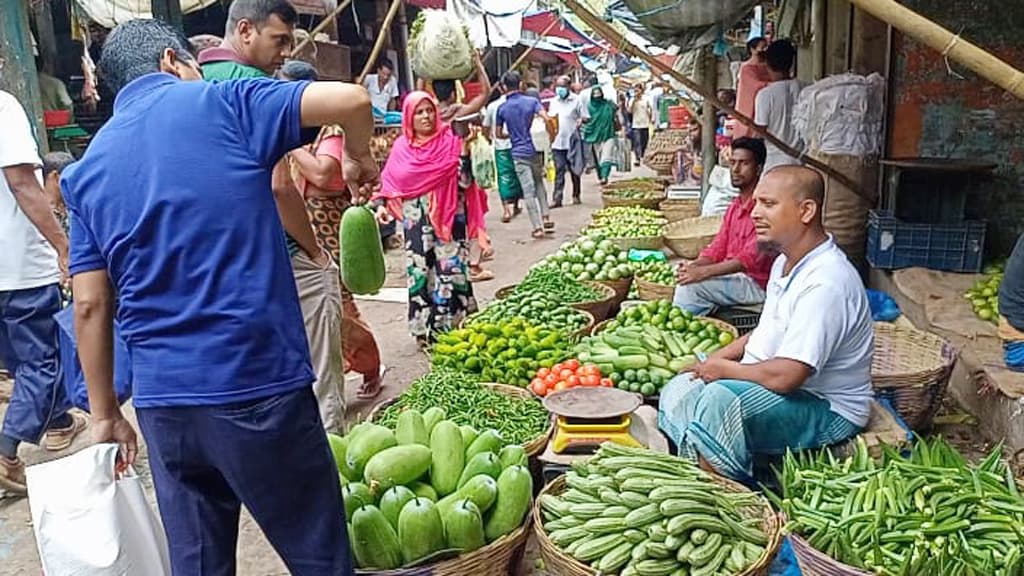 নিত্যপণ্যের দাম বাড়ছেই কমছে কেনার ক্ষমতা