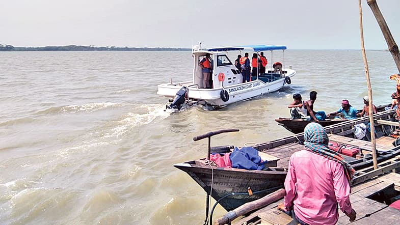 ঝুঁকি নিয়ে উত্তাল নদী পাড়ি