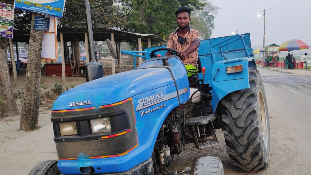 অবৈধ ট্রাক্টর চলাচলে সড়কে দুর্ভোগ, ৪ বছরে ৬ জনের প্রাণহানি