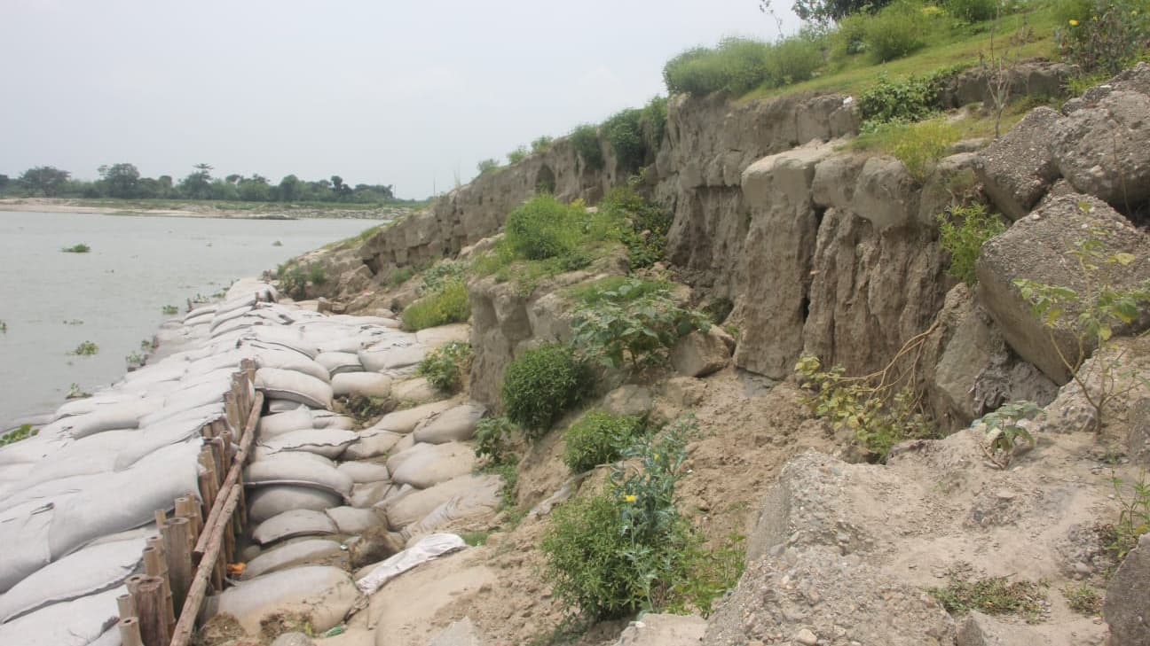 নদে বৃদ্ধি পাচ্ছে পানি, মানুষের বাড়ছে আতঙ্ক