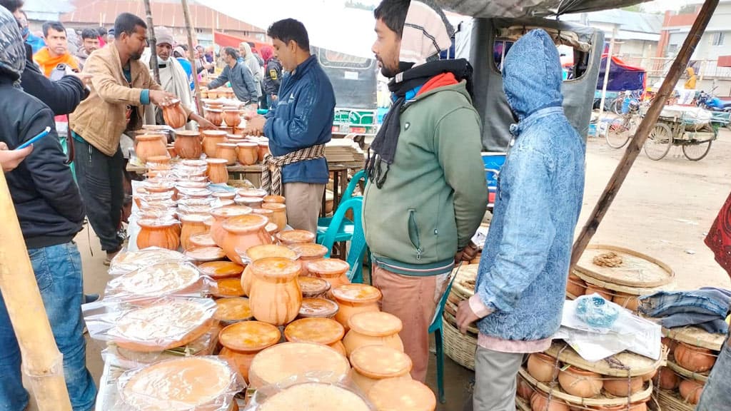 তাড়াশে আড়াই শ বছরের ঐতিহ্যবাহী দইমেলা