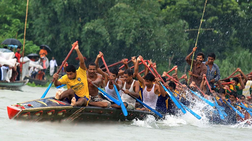 কালীগঙ্গা নদীতে নৌকাবাইচে মাতলেন হাজারো দর্শক