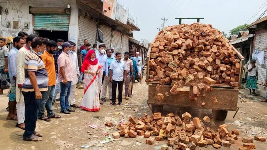 হোসেনপুরে দুর্ভোগ কমাতে ইট-বালু দিয়ে রাস্তা সংস্কার