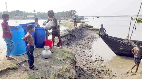 উপকূলে বেঁচে থাকার লড়াই