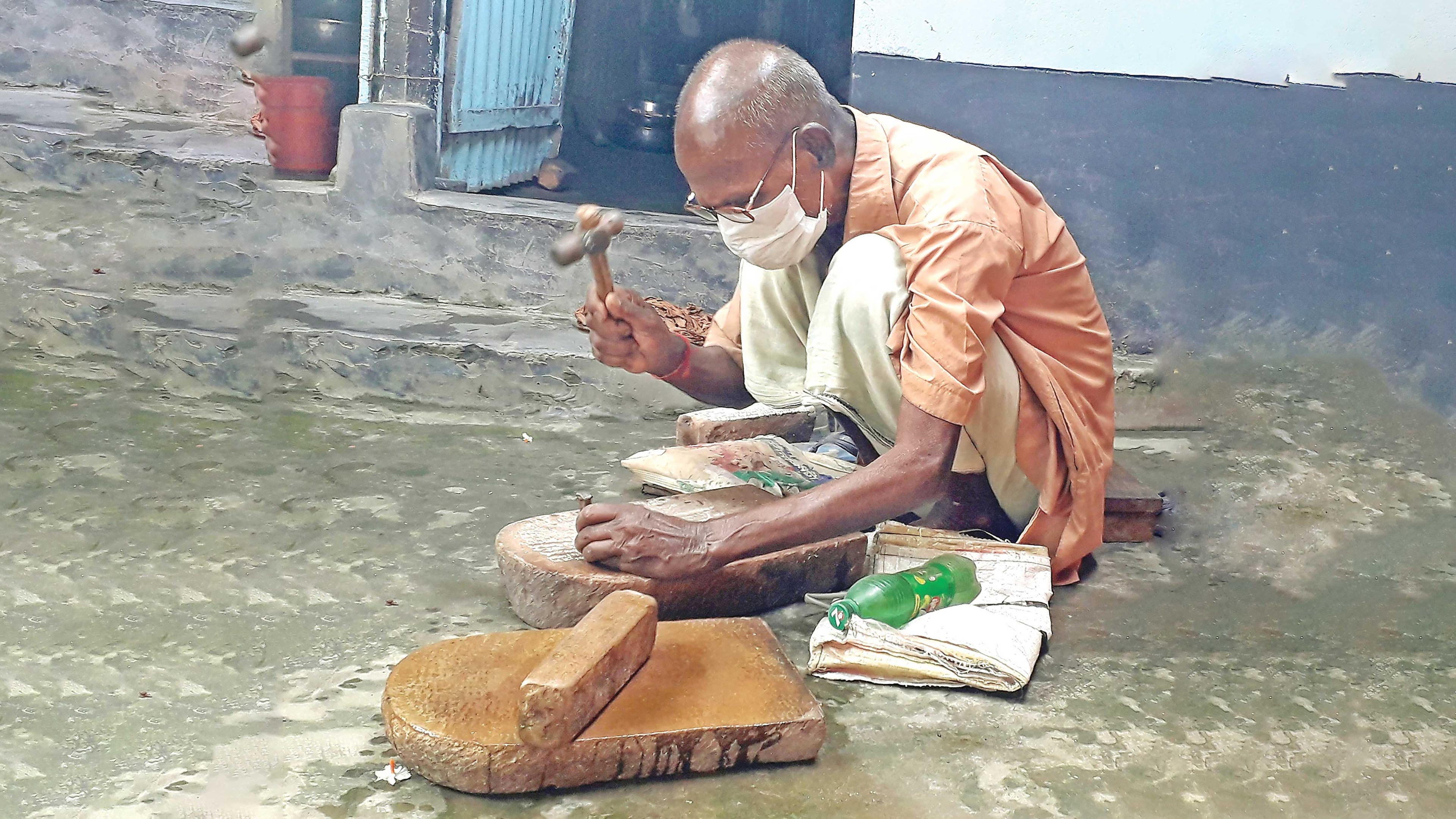 শিল-পাটায় শাণ দিয়ে জীবন চলে বিমলের