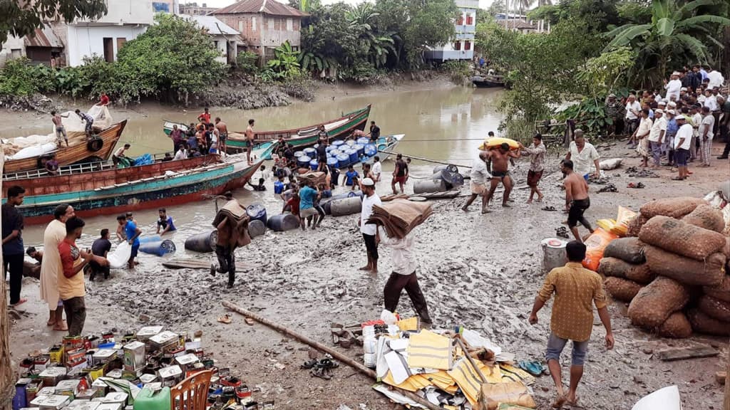 মোরেলগঞ্জে কোটি টাকার মালামাল নিয়ে ট্রলারডুবি