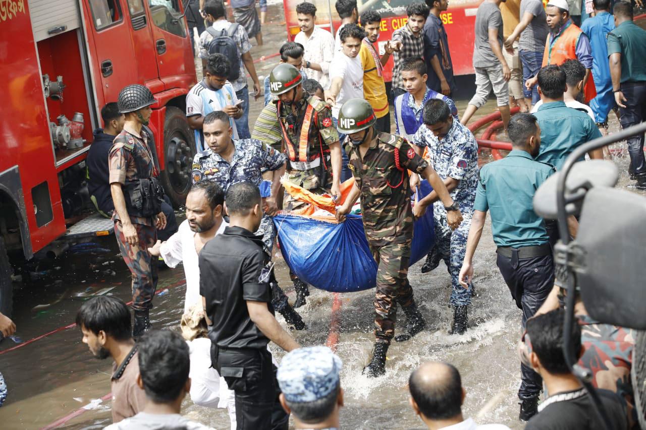 আগুন থেকে ব্যবসায়ীদের মালামাল উদ্ধারে পুলিশ-বিজিবি-সেনা