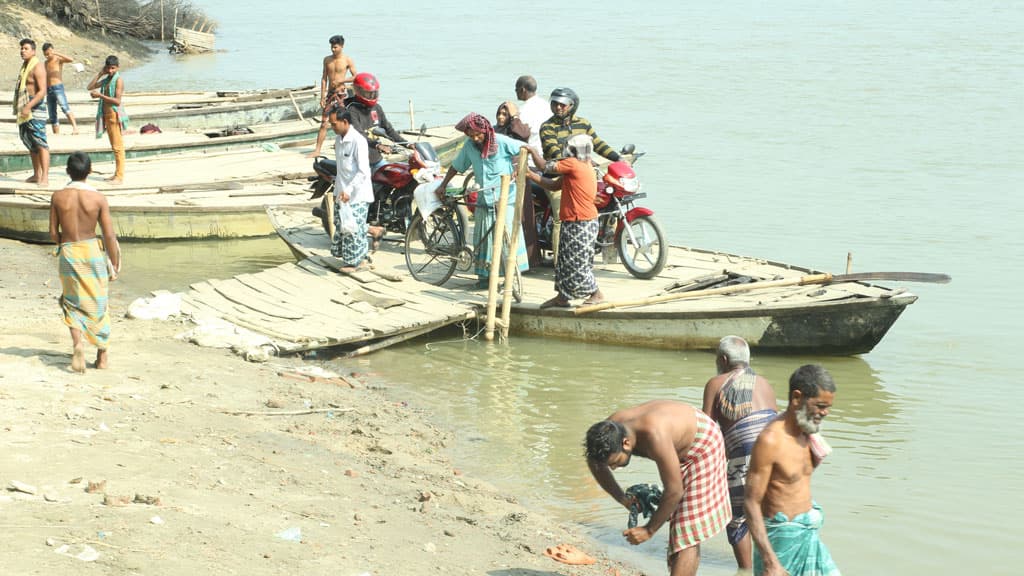 ৫ লাখ মানুষের ভরসা চার নৌকা