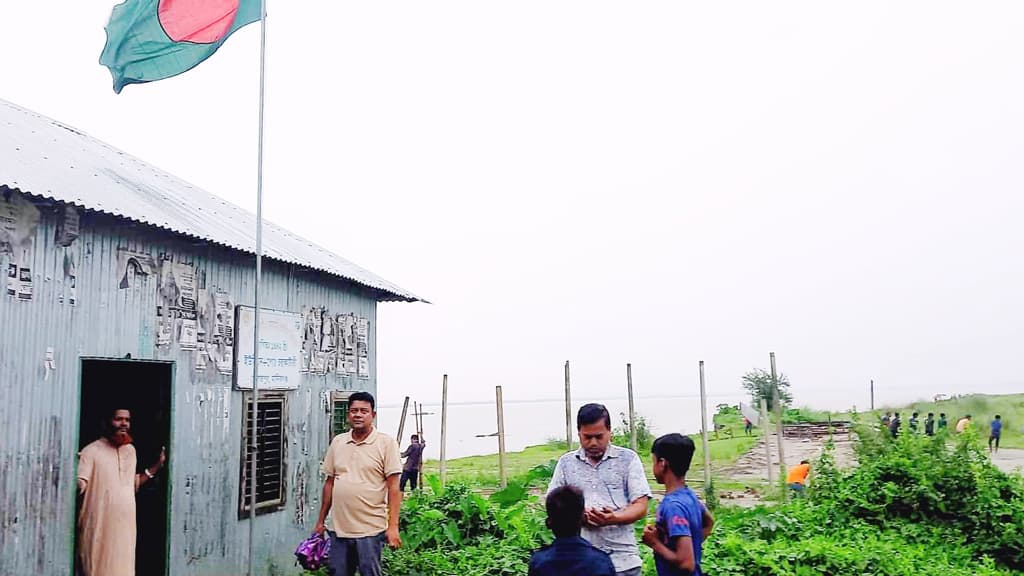 নদীগর্ভে বিলীনের পথে ৩০০ শিক্ষার্থীর স্কুলটি