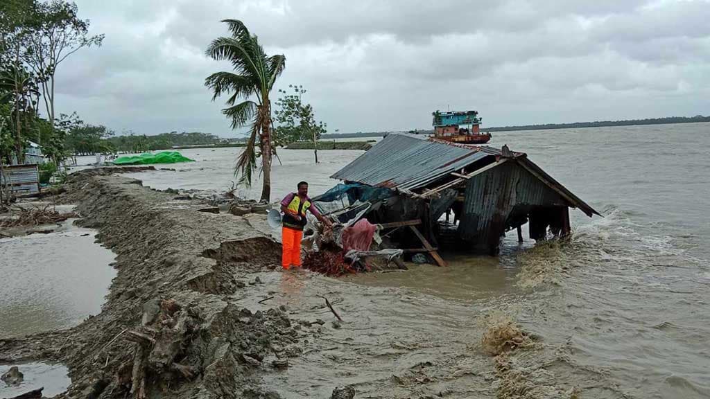 আমতলীতে বন্যা নিয়ন্ত্রণ বাঁধ ভেঙে ৩ গ্রাম প্লাবিত