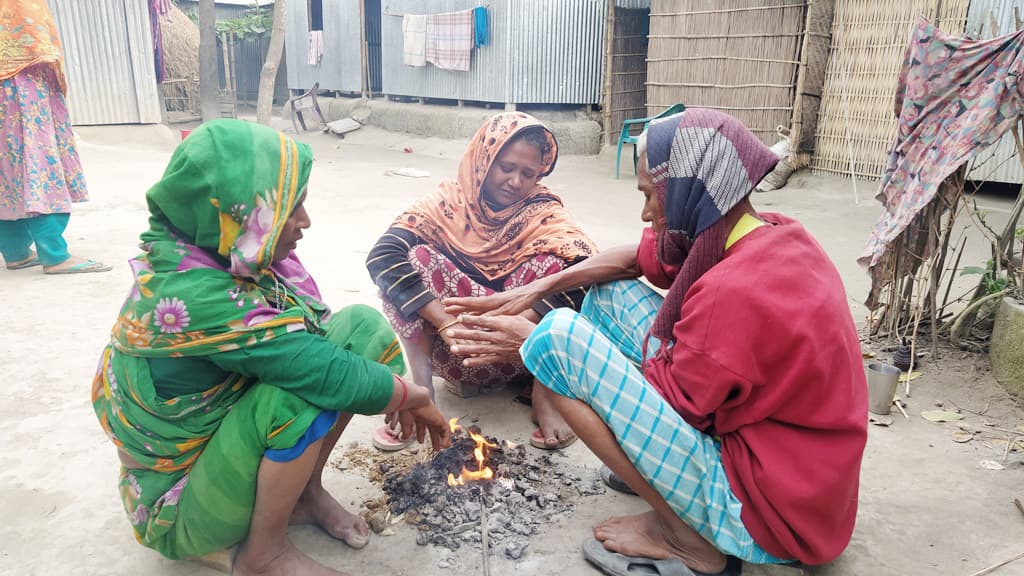 শীতে বিপাকে পড়েছে মানুষ